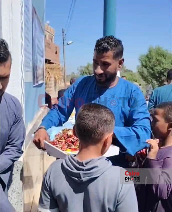 قبطي يوزع حلوى على المصلين خلال افتتاح مسجد في قنا