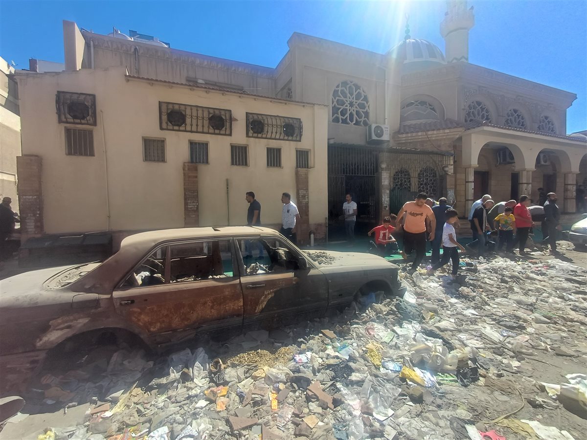 القمامة تغلق أبواب المسجد قبل ازالتها 