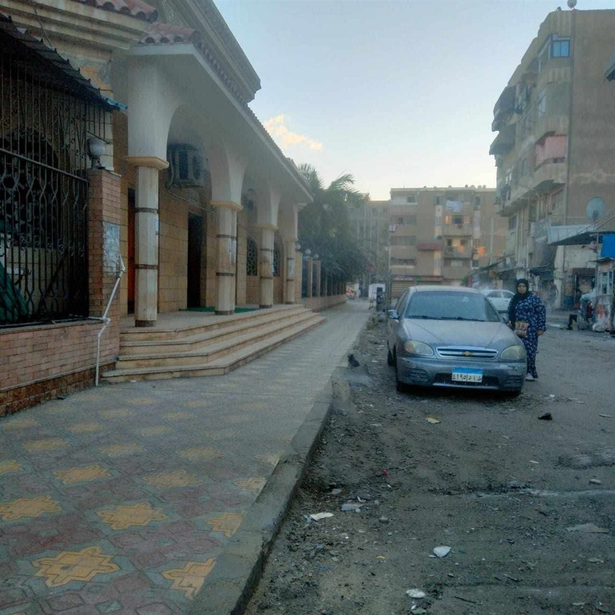 إزالة قمامة أغلقت باب مسجد ببورسعيد 