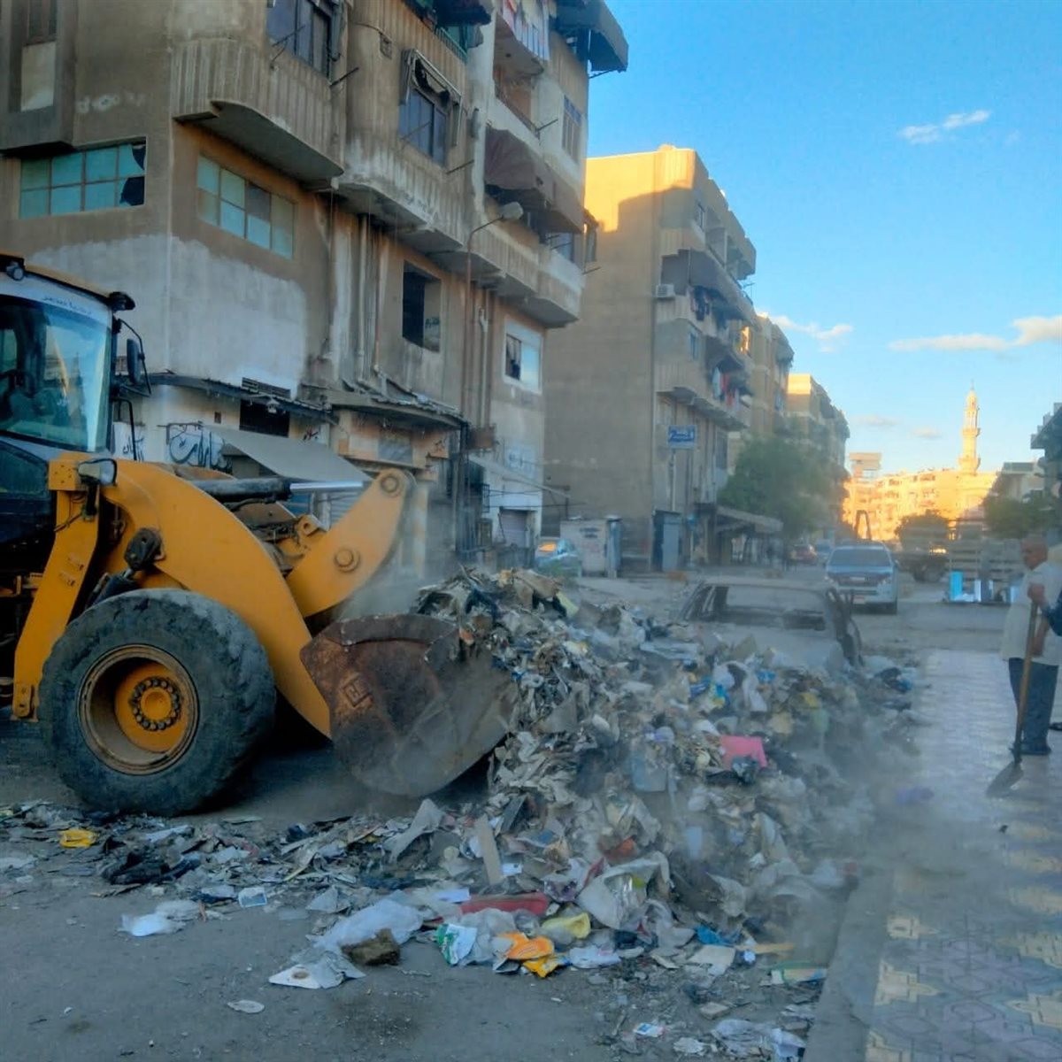 إزالة قمامة أغلقت باب مسجد ببورسعيد 