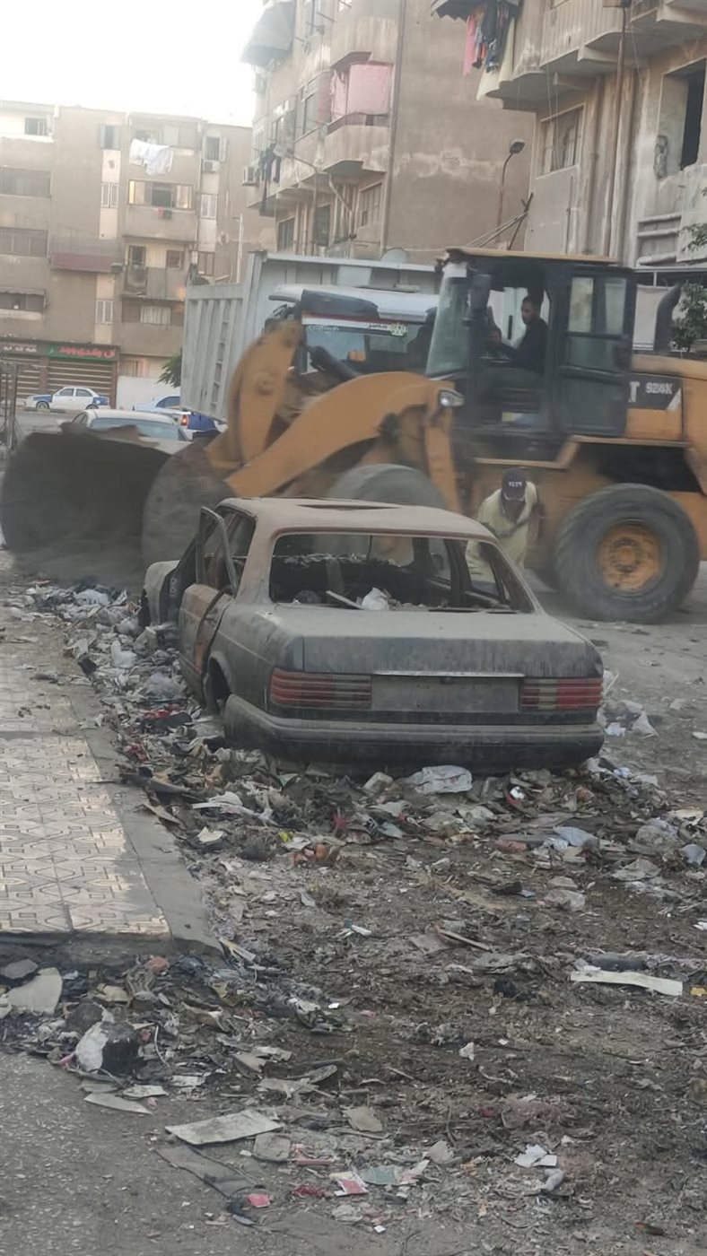 إزالة قمامة أغلقت باب مسجد ببورسعيد 