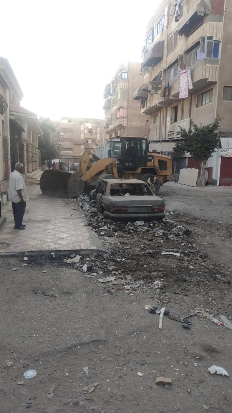 إزالة قمامة أغلقت باب مسجد ببورسعيد 