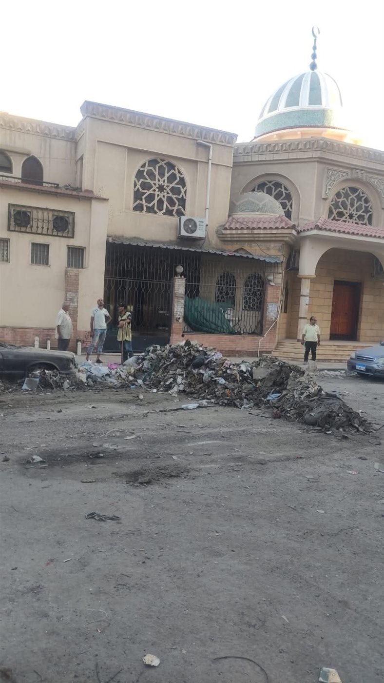 إزالة قمامة أغلقت باب مسجد ببورسعيد 