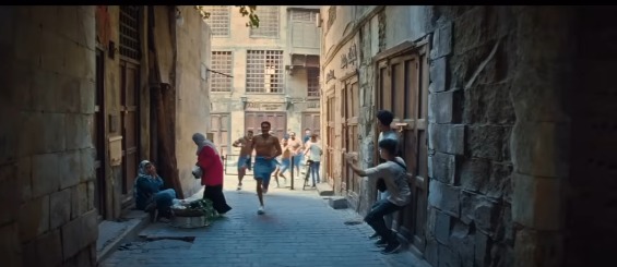 آسر ياسين يٌعيد تقديم مشهد الجري بالفوطة لـ أحمد زكي في فيلم إن غاب القط