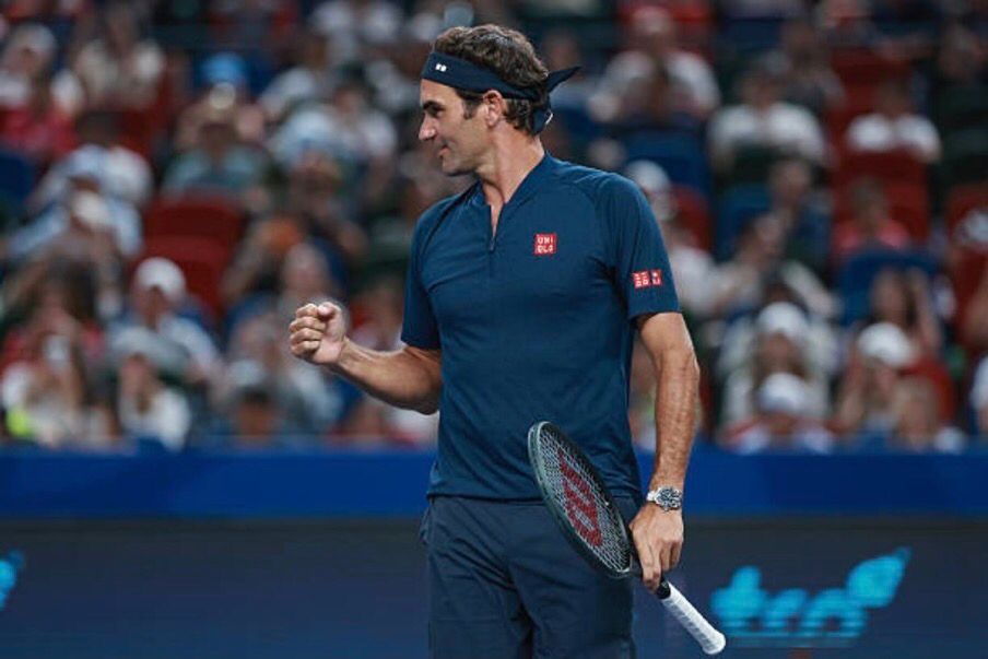 بعد 3 سنوات من اعتزاله.. فيدرر يعود إلى ملاعب التنس ويتألق في مباراة استعراضية في بطولة شنجهاي