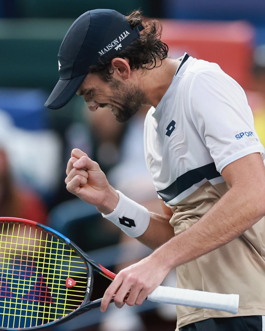 <strong>فرحة الفرنسي فالنتين فاشيرو بعد الفوز على نوفاك ديوكوفيتش في الدور نصف النهائي لبطولة شنجهاي للماسترز</strong>