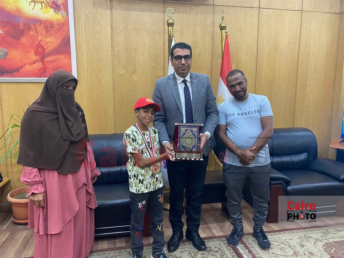 نائب محافظ الأقصر يكرم عبدالله