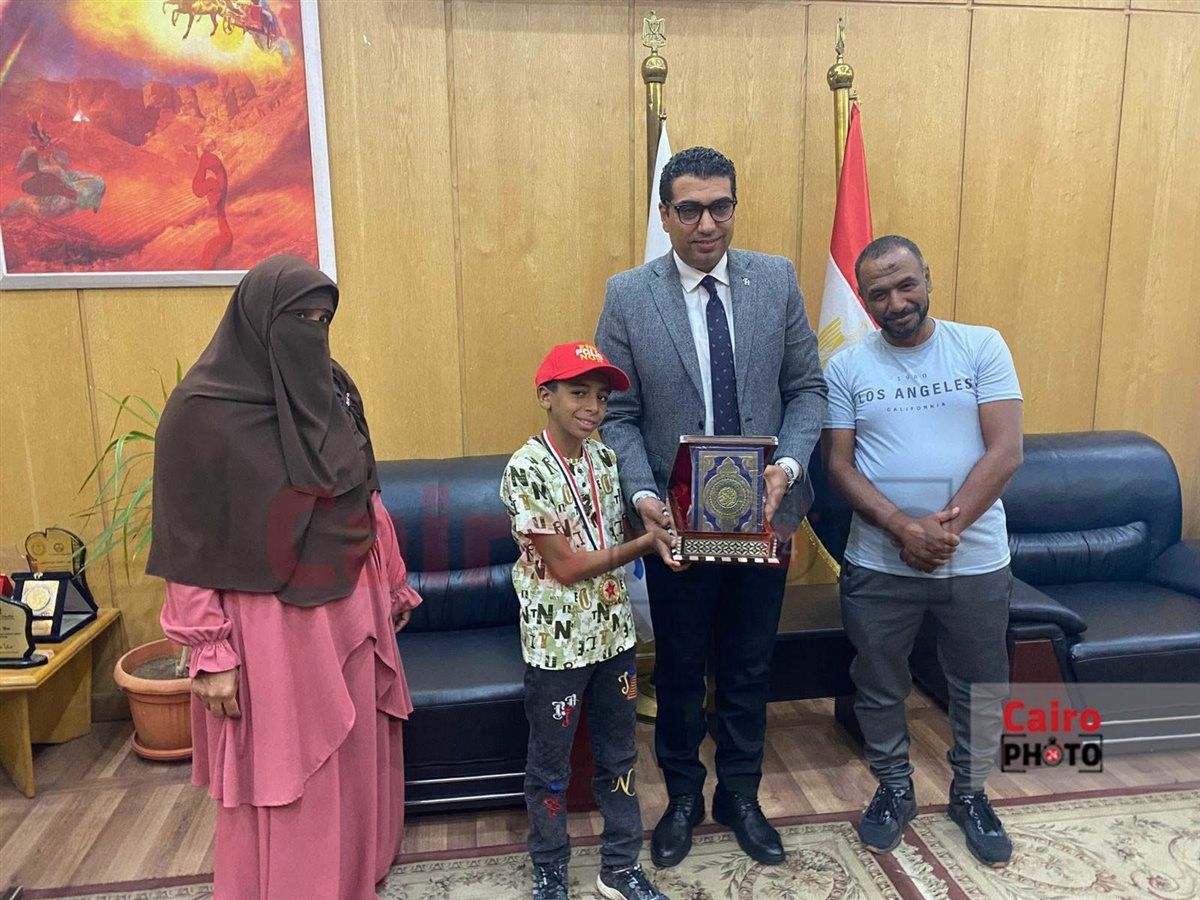 نائب محافظ الأقصر يكرم عبدالله