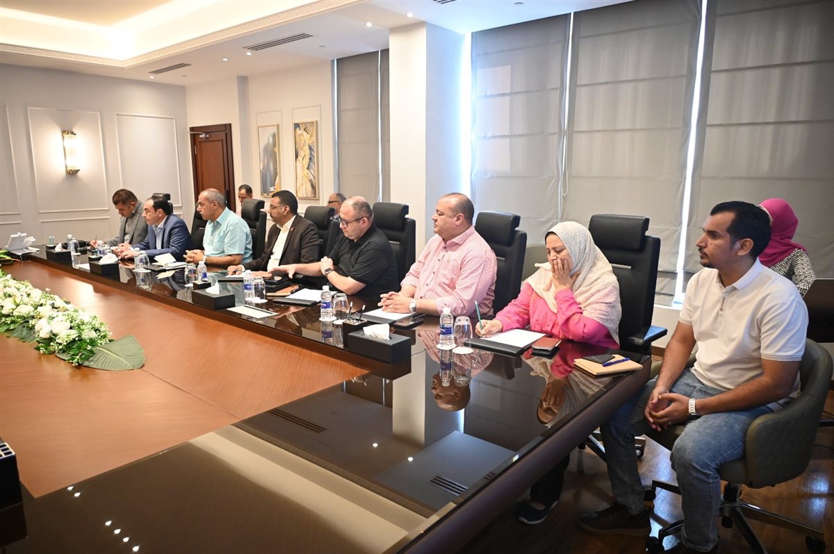 محافظ جنوب سيناء خلال الاجتماع