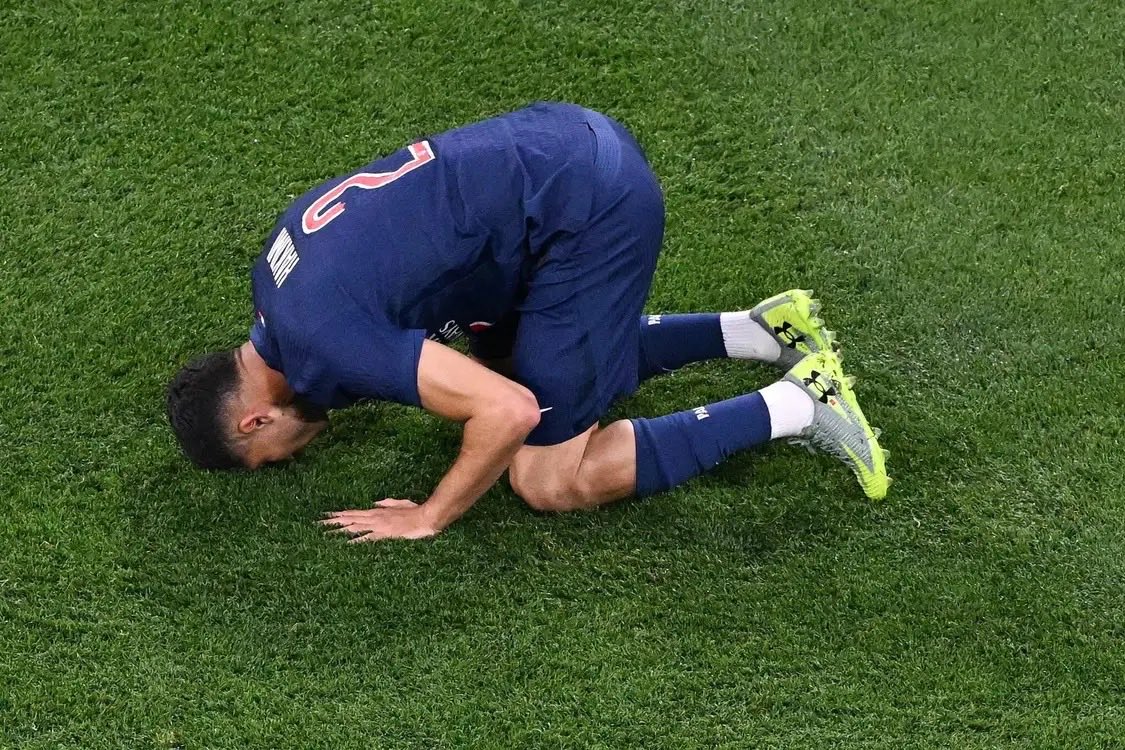 أشرف حكيمي لاعب فريق سان جيرمان الفرنسي وقائد منتخب المغرب