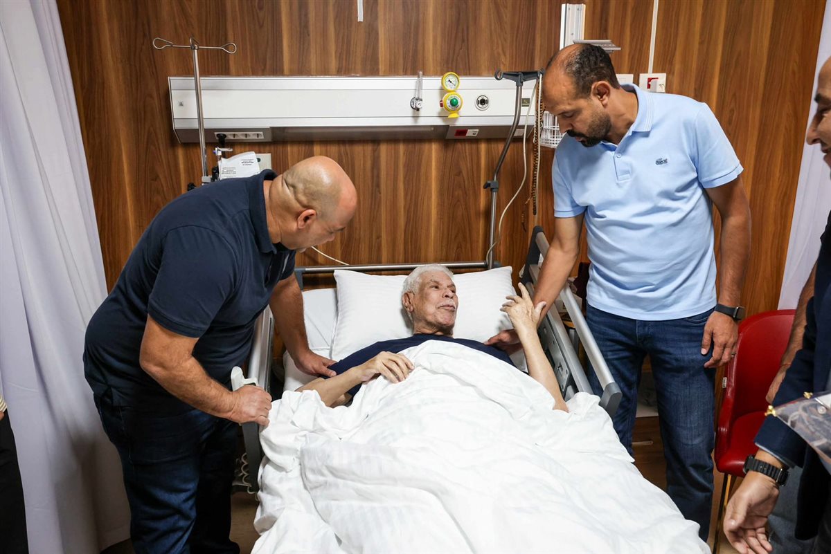 لاعبو النادي الأهلي يزورون حسن شحاتة للاطمئنان على صحته