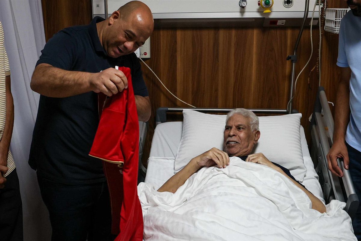 لاعبو النادي الأهلي يزورون حسن شحاتة للاطمئنان على صحته