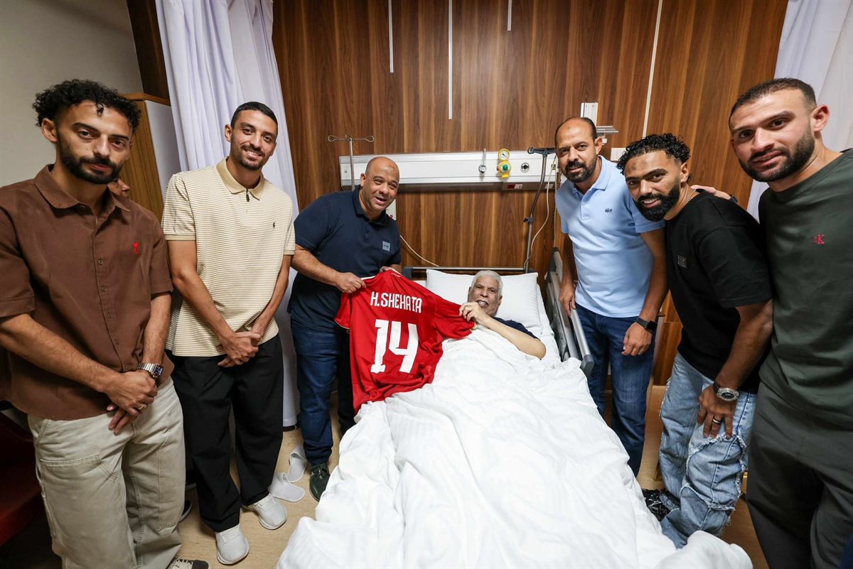 لاعبو النادي الأهلي يزورون حسن شحاتة للاطمئنان على صحته