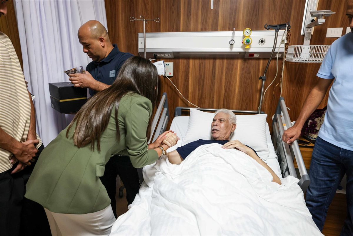 لاعبو النادي الأهلي يزورون حسن شحاتة للاطمئنان على صحته