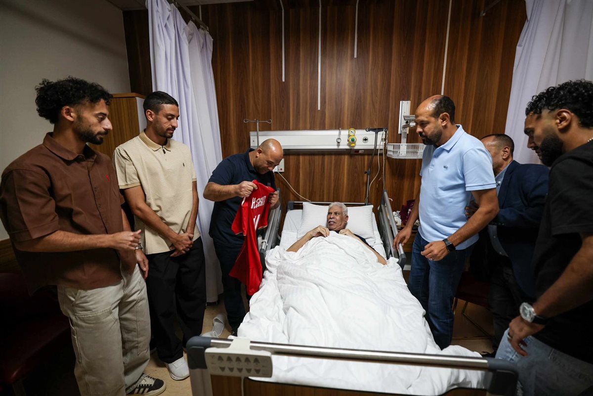 لاعبو النادي الأهلي يزورون حسن شحاتة للاطمئنان على صحته