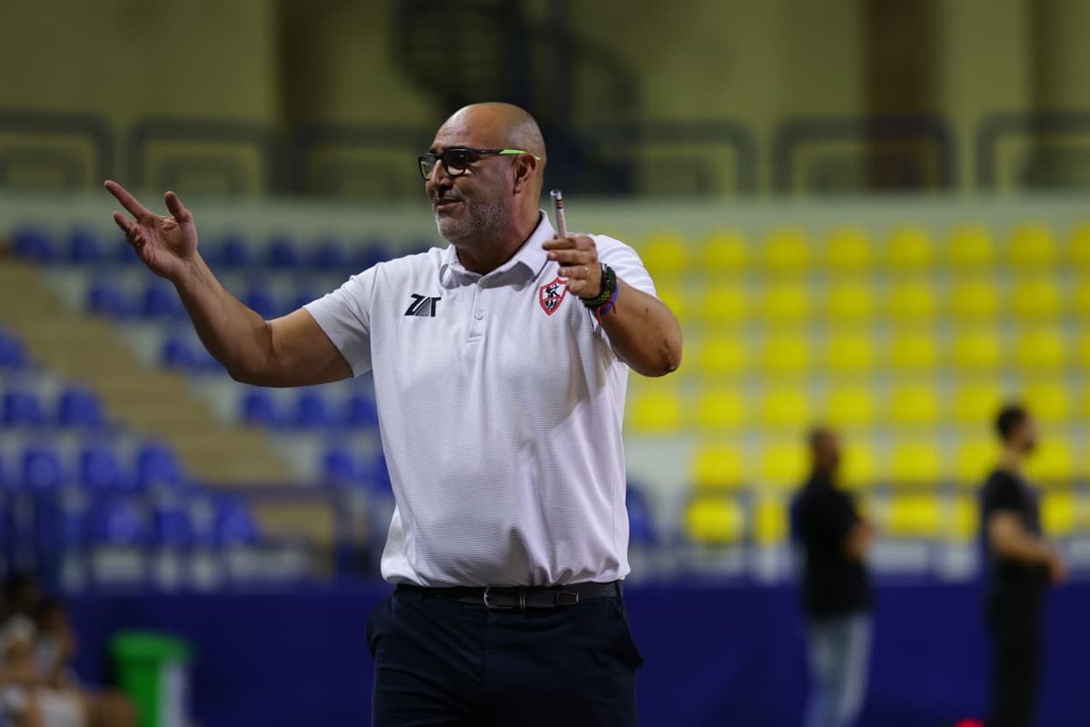 مدرب الزمالك يرتدي قمصان شركة قديمة