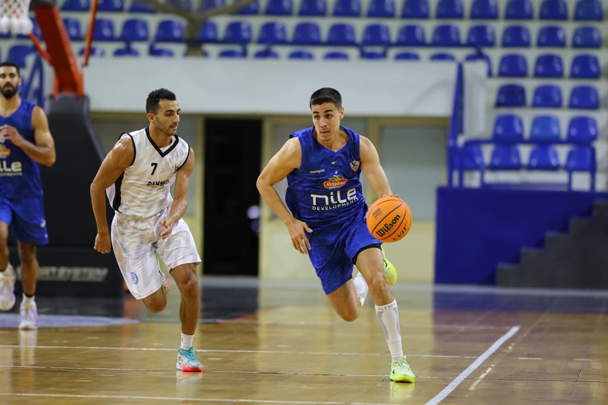 فريق كرة السلة في الزمالك يرتدي قمصان شركة سابقة