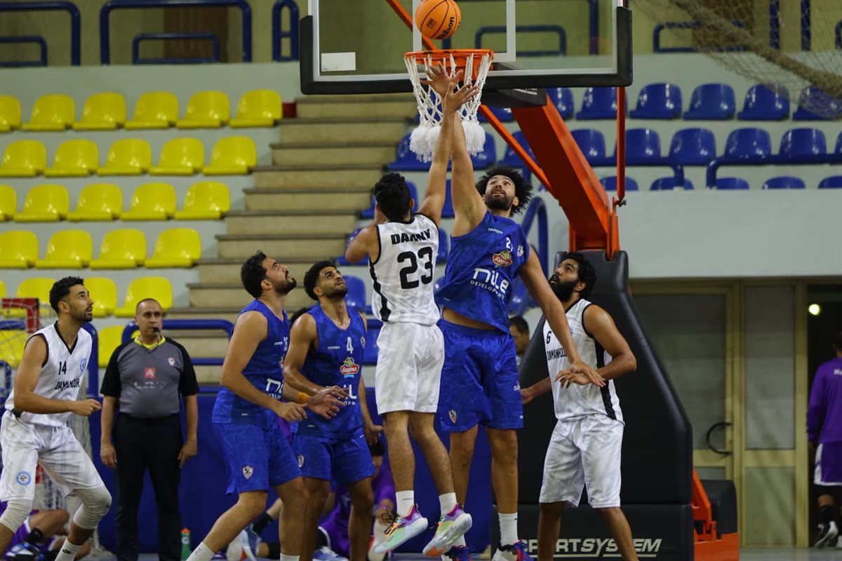 فريق كرة السلة في الزمالك يرتدي قمصان شركة سابقة