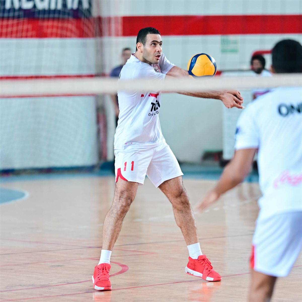 فريق الكرة الطائرة في الزمالك يرتدي قمصان شركة سابقة