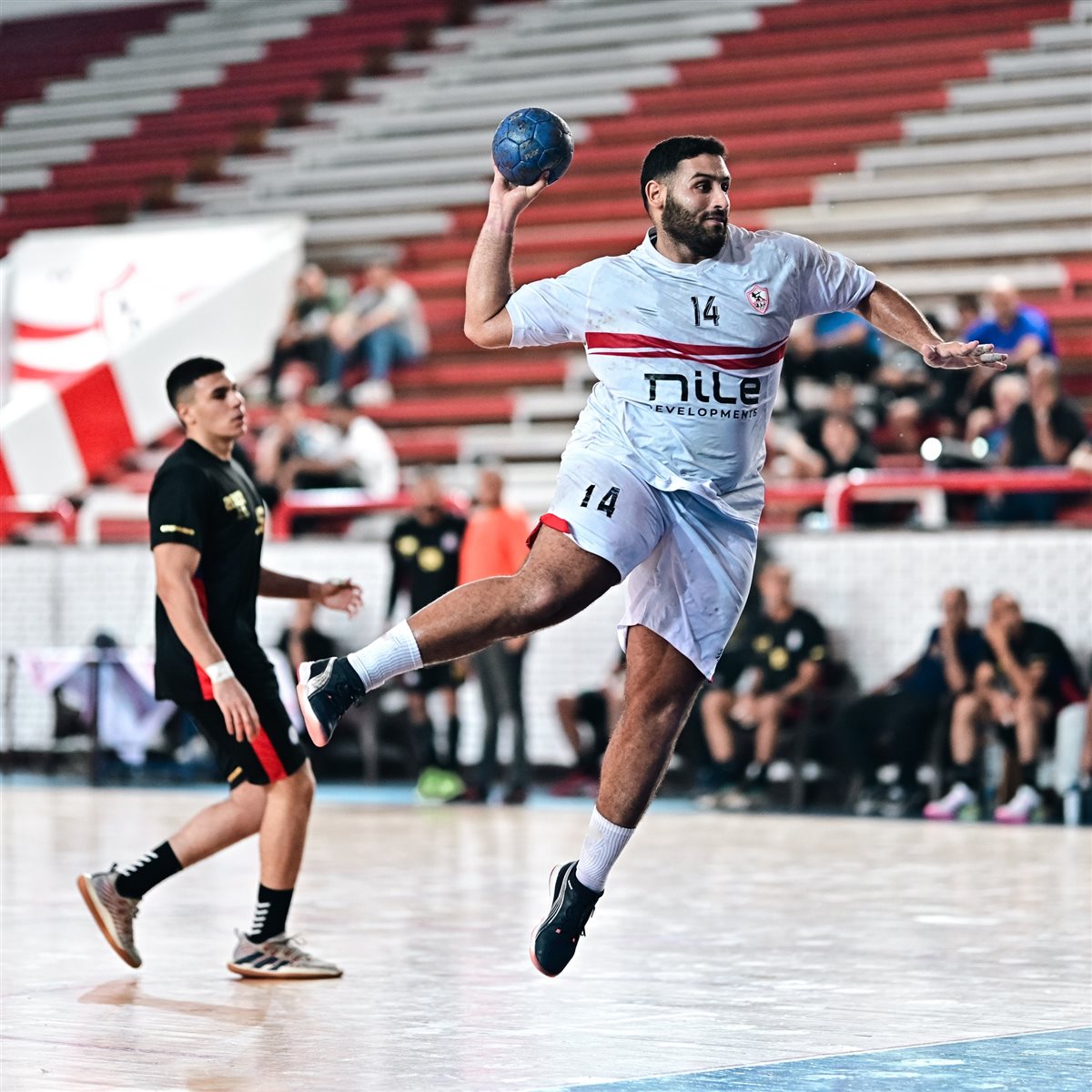 فريق كرة اليد في الزمالك يرتدي قمصان شركة سابقة