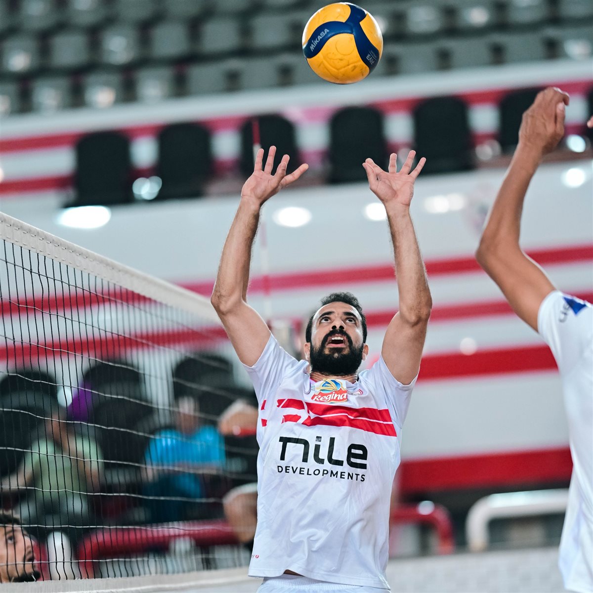 فريق الكرة الطائرة في الزمالك يرتدي قمصان شركة سابقة