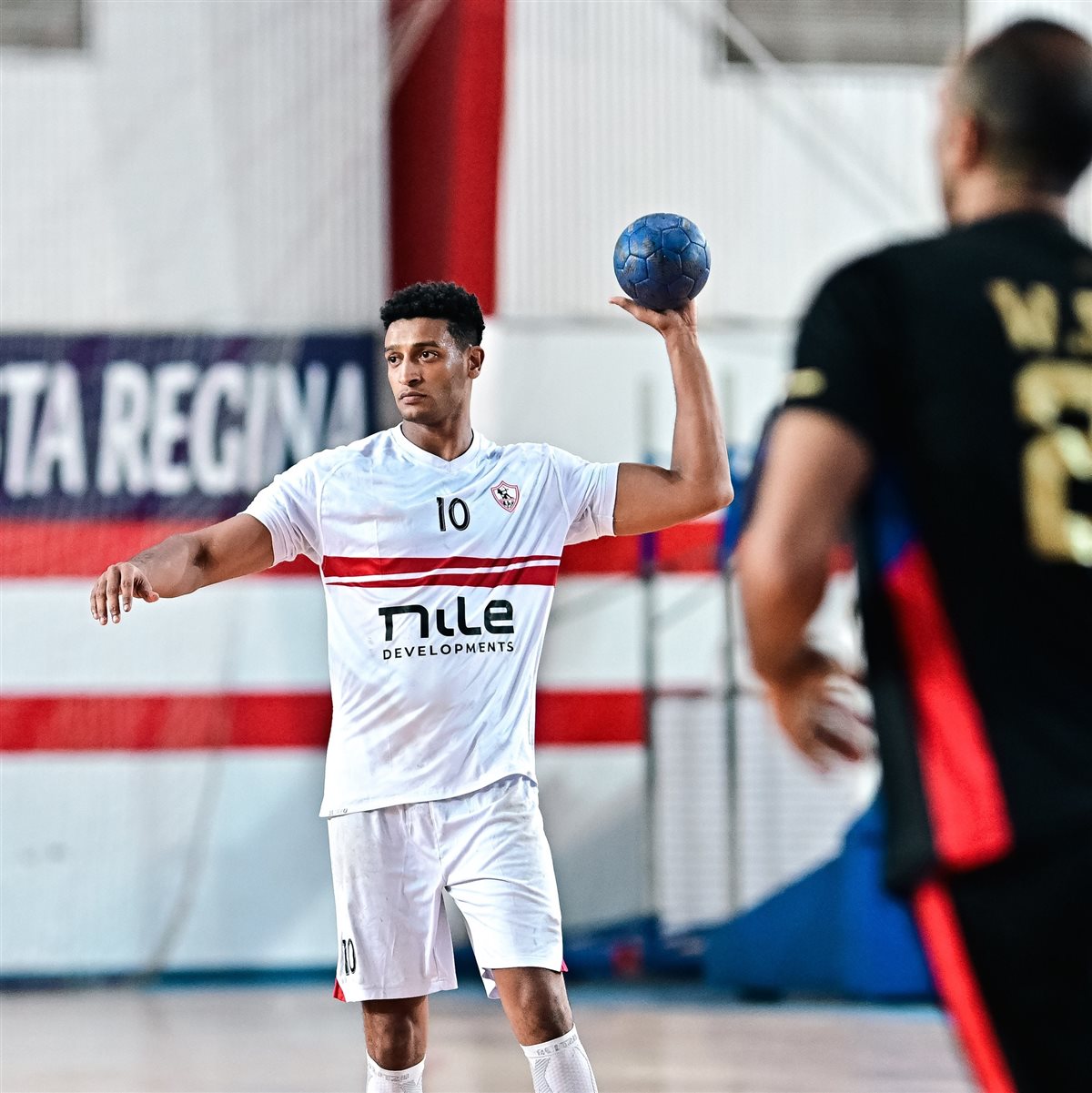 فريق كرة اليد في الزمالك يرتدي قمصان شركة سابقة