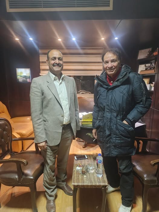 الفنان حمدي الوزير ومحاميه