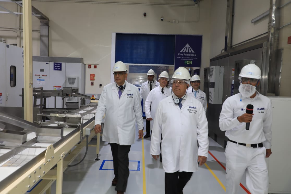 محافظ الجيزة يشهد تدشين خطوط الإنتاج الجديدة لشركة