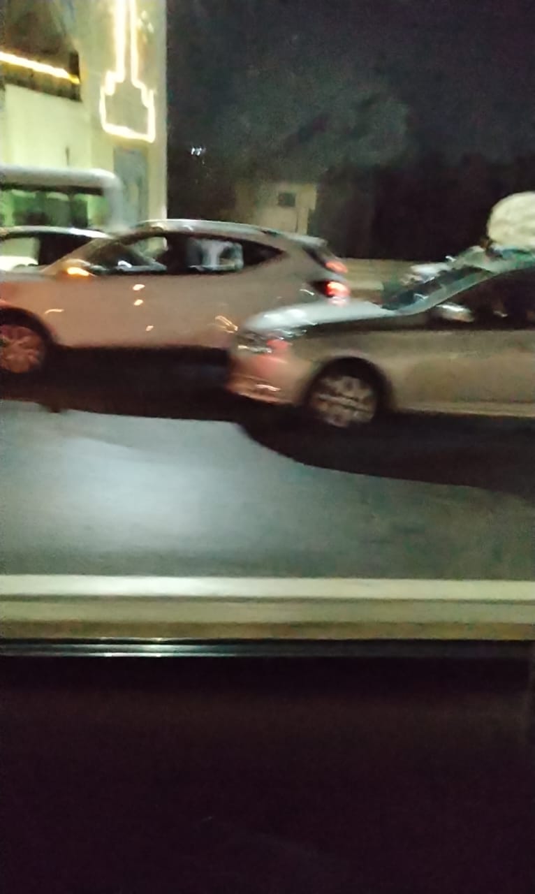 تصادم عدة سيارات أعلى دائري الهرم باتجاه المحور يتسبب في شلل مروري