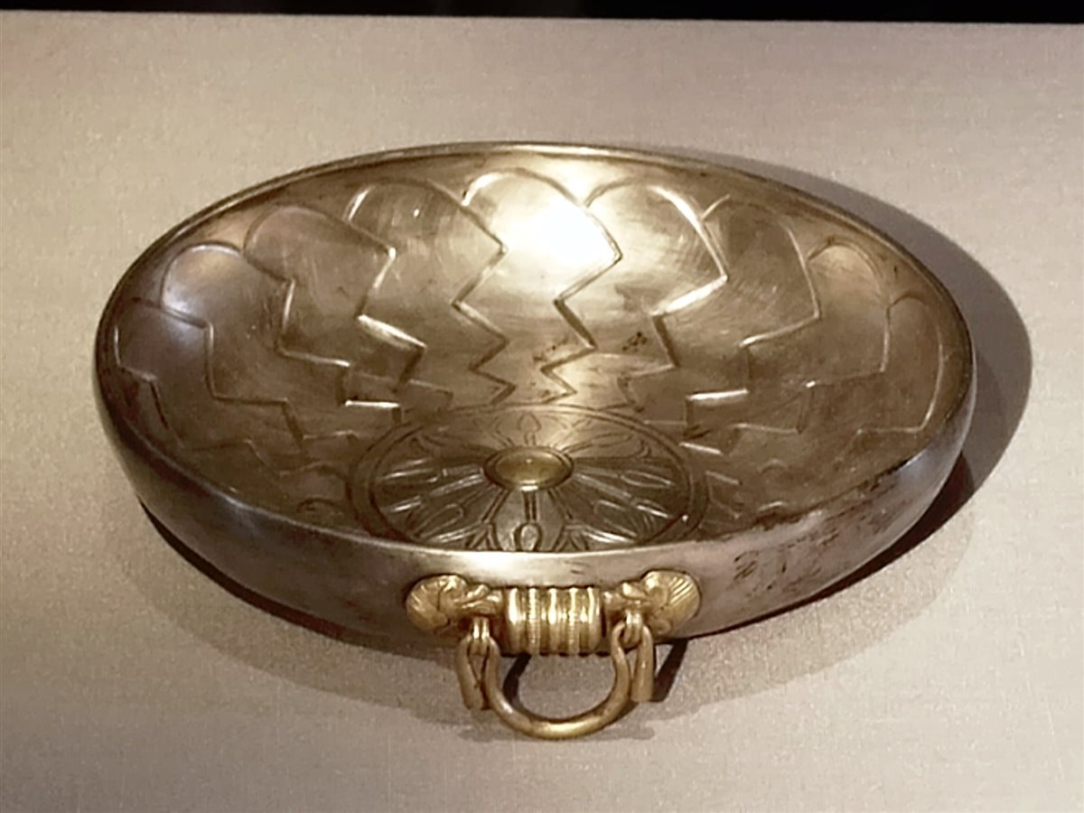 تحفة فضية من عصر بسوسنس الأول