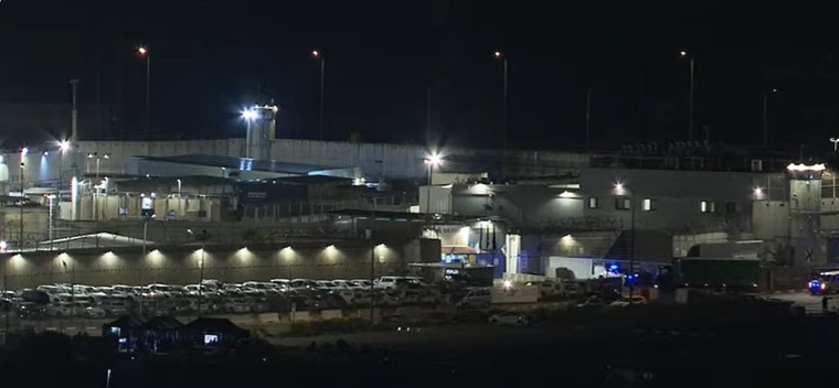 سيارات الصليب الأحمر تدخل إلى سجن عوفر الإسرائيلي لنقل الأسرى الفلسطينيين المفرج عنهم