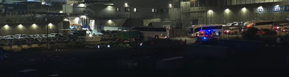 سيارات الصليب الأحمر تدخل إلى سجن عوفر الإسرائيلي لنقل الأسرى الفلسطينيين المفرج عنهم