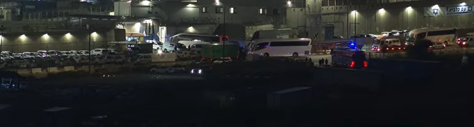 سيارات الصليب الأحمر تدخل إلى سجن عوفر الإسرائيلي لنقل الأسرى الفلسطينيين المفرج عنهم