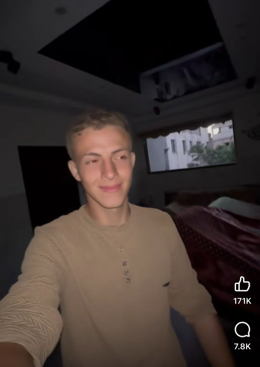 الشاب الفلسطيني مجد المدهون يوثق رجوعه لمنزله 