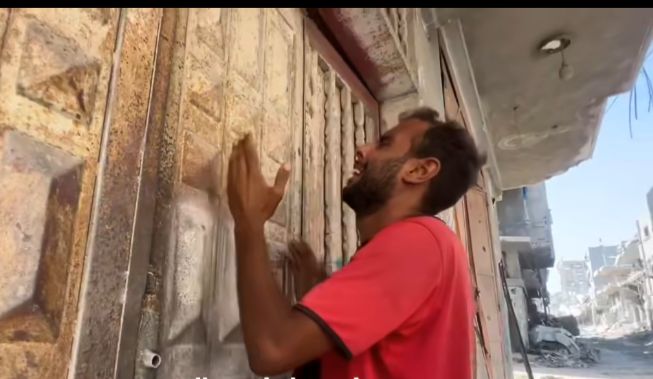 فلسطيني يعبر عن فرحته بالعودة للمنزل