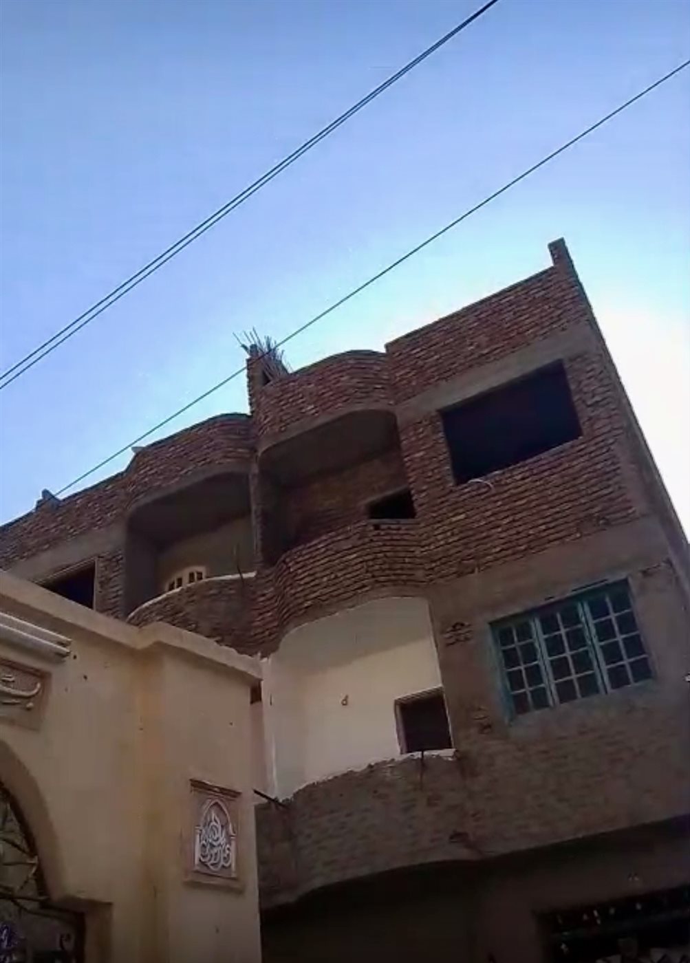 خطوط كهرباء الضغط العالي فوق المنازل بنجع الطويل بالكرنك 