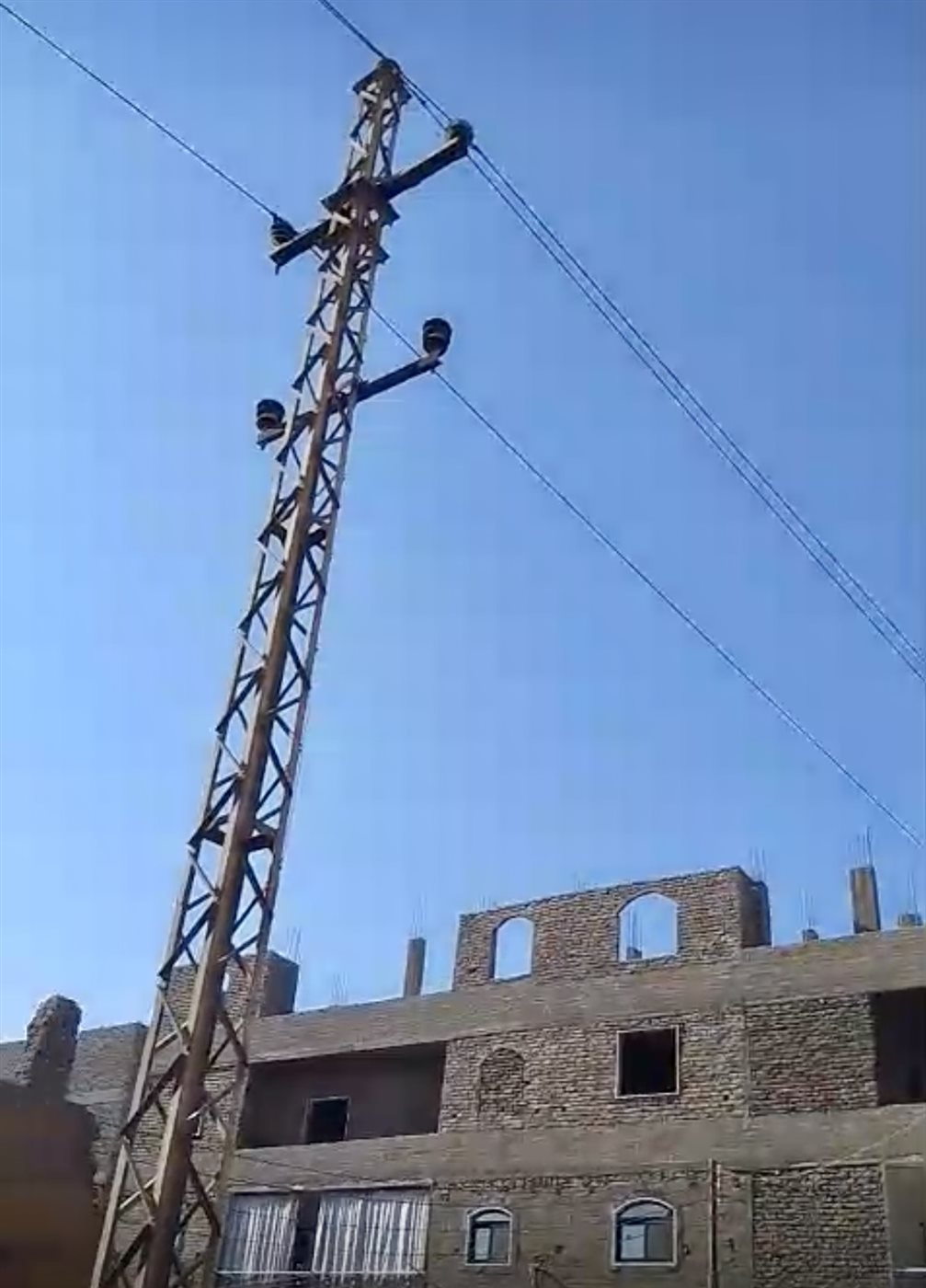 خطوط كهرباء الضغط العالي فوق المنازل بنجع الطويل بالكرنك 