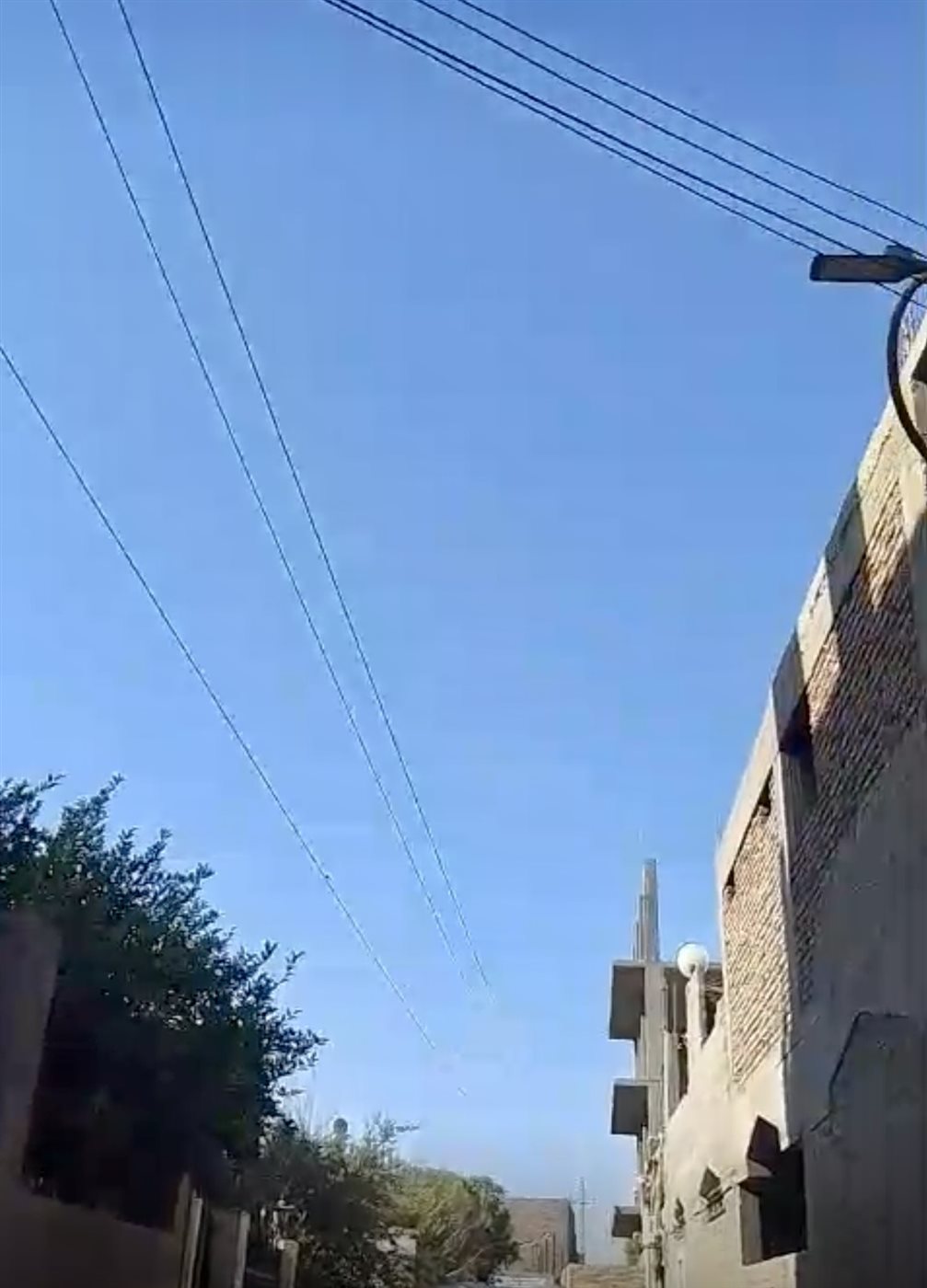 خطوط كهرباء الضغط العالي فوق المنازل بنجع الطويل بالكرنك 