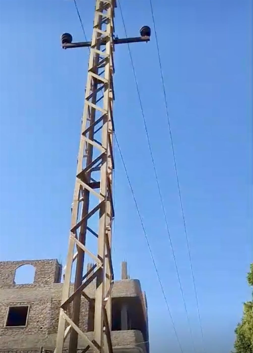 خطوط كهرباء الضغط العالي فوق المنازل بنجع الطويل بالكرنك 