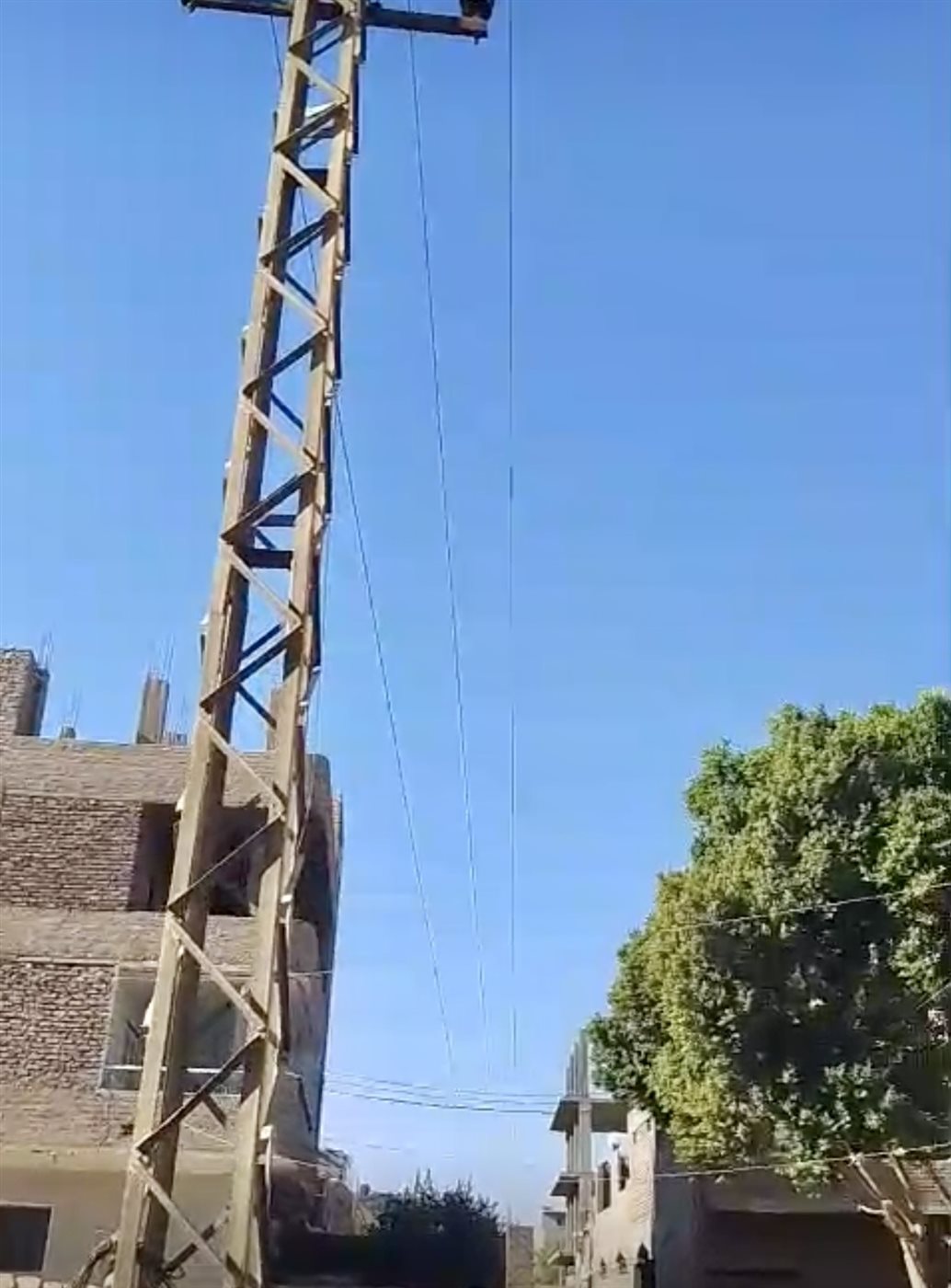 خطوط كهرباء الضغط العالي فوق المنازل بنجع الطويل بالكرنك 