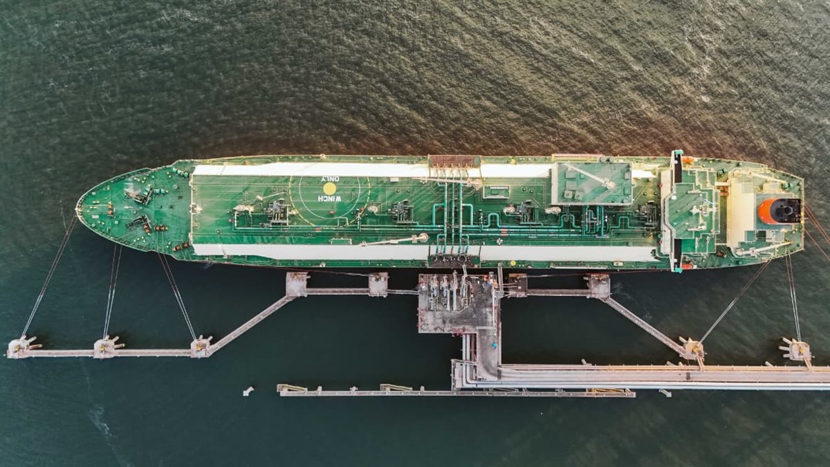 البترول تعلن تصدير شحنة غاز جديدة إلى إيطاليا من مجمع إدكو للغاز المسال