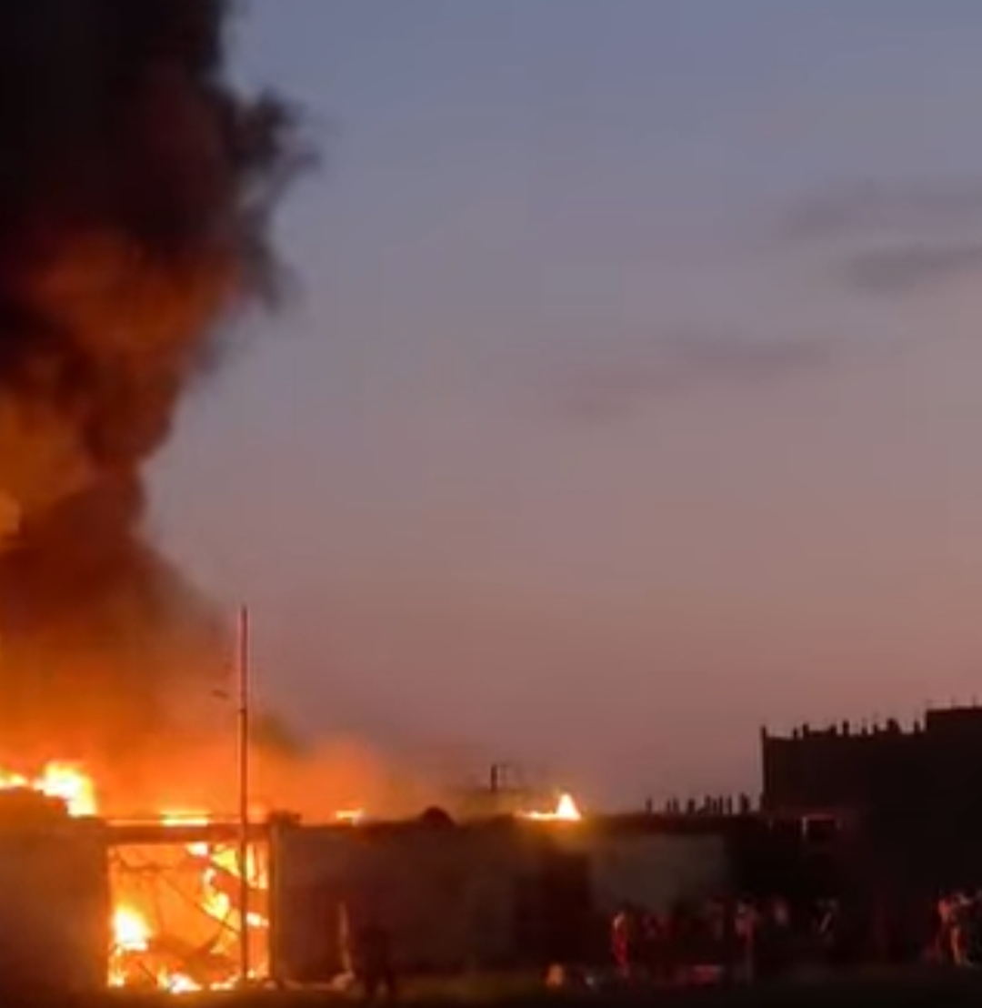 آثار حريق مصنع فايبر في القليوبية