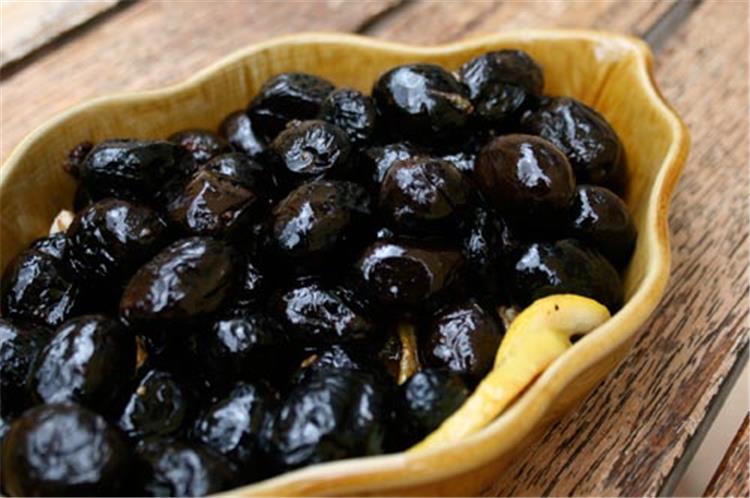 طريقة تخليل الزيتون الأسود للشيف نجلاء