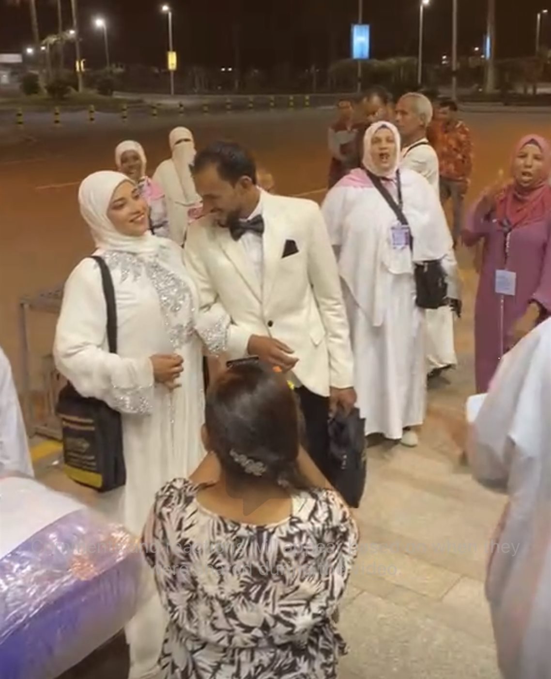 عريس وعروسة بالأقصر وشهر عسل على هيئة عمرة