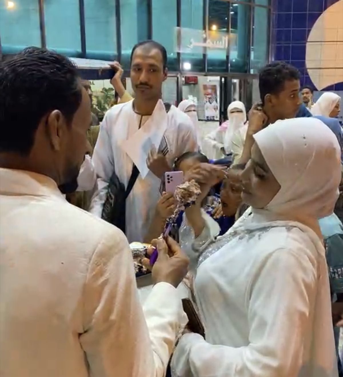 عريس وعروسة بالأقصر وشهر عسل على هيئة عمرة