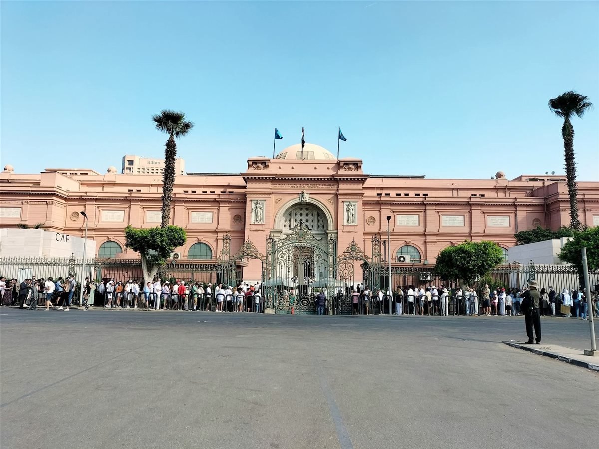 إقبال السائحين على المتحف المصري بالتحرير