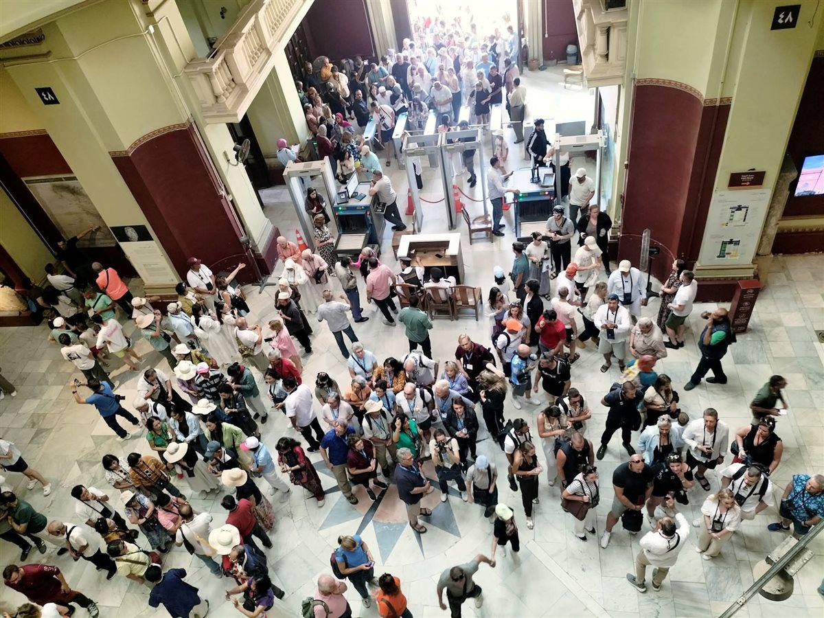 إقبال السائحين على المتحف المصري بالتحرير