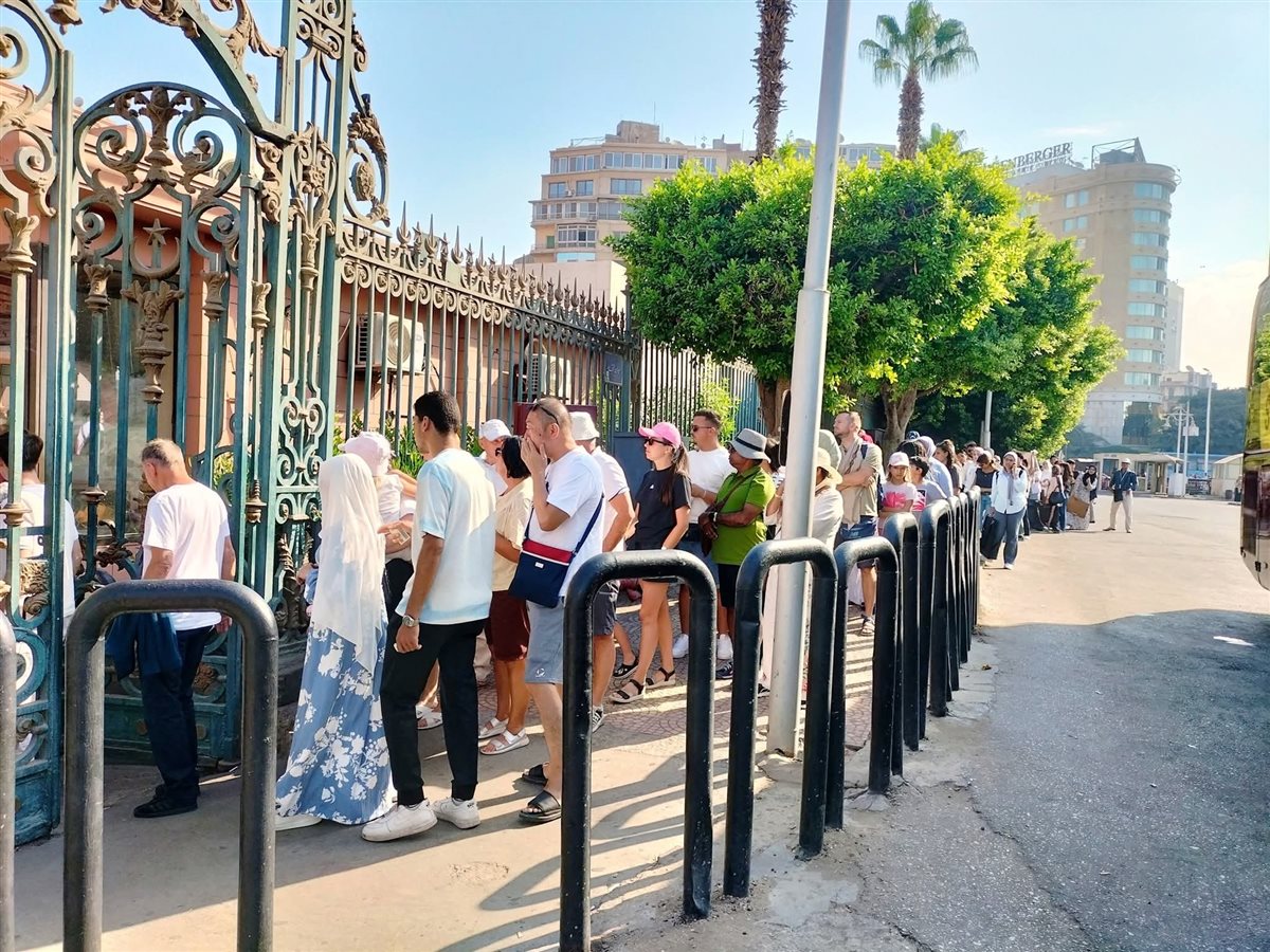 إقبال السائحين على المتحف المصري بالتحرير
