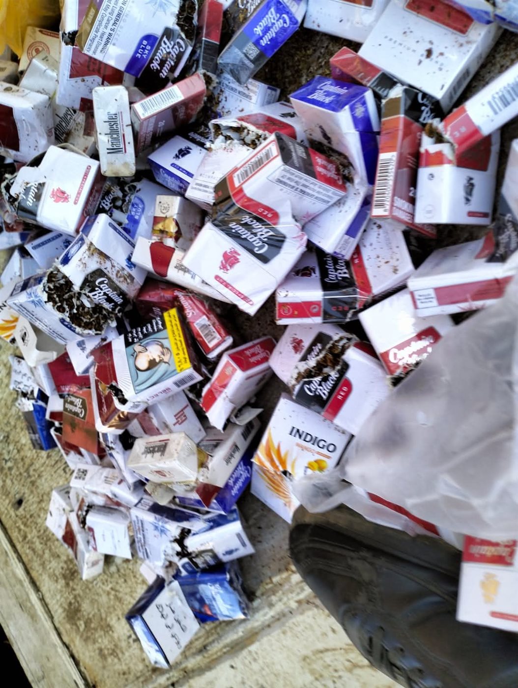 اعدام 400 علبة سجائر مهربة جمركيا