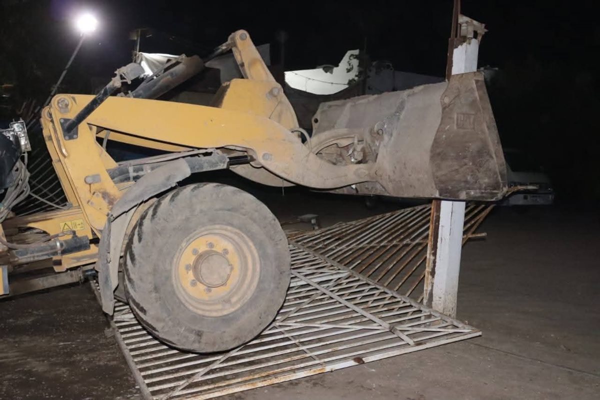 محافظ القليوبية يزيل معرضي سيارات مخالفين